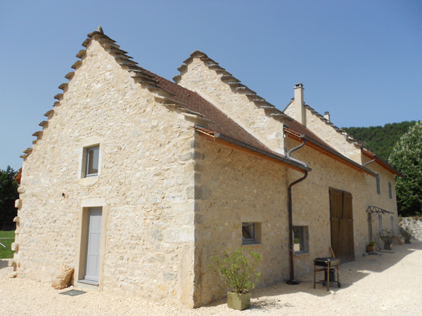 Rénovation de la façade d'une maison traditionnelle avec joint de pierre